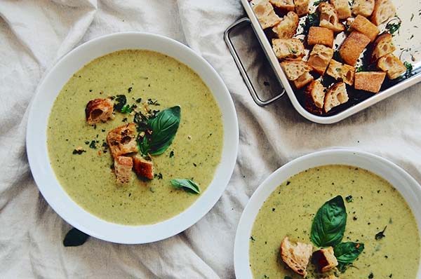 Broccoli soup with garlic croutons