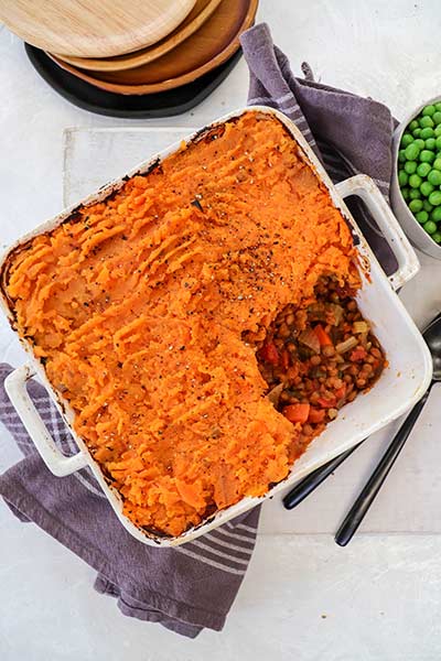 Shepherd's pie with sweet potato crust served with green peas