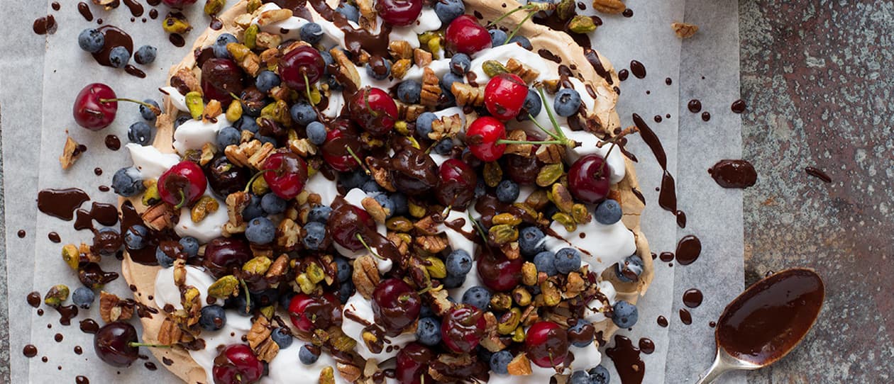 Cherry & blueberry meringue smash