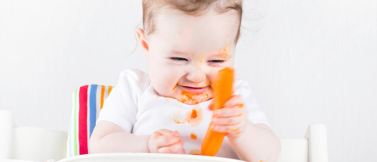 Happy baby starting solids. Introducing solids – When and how to start with baby first foods| Blackmores